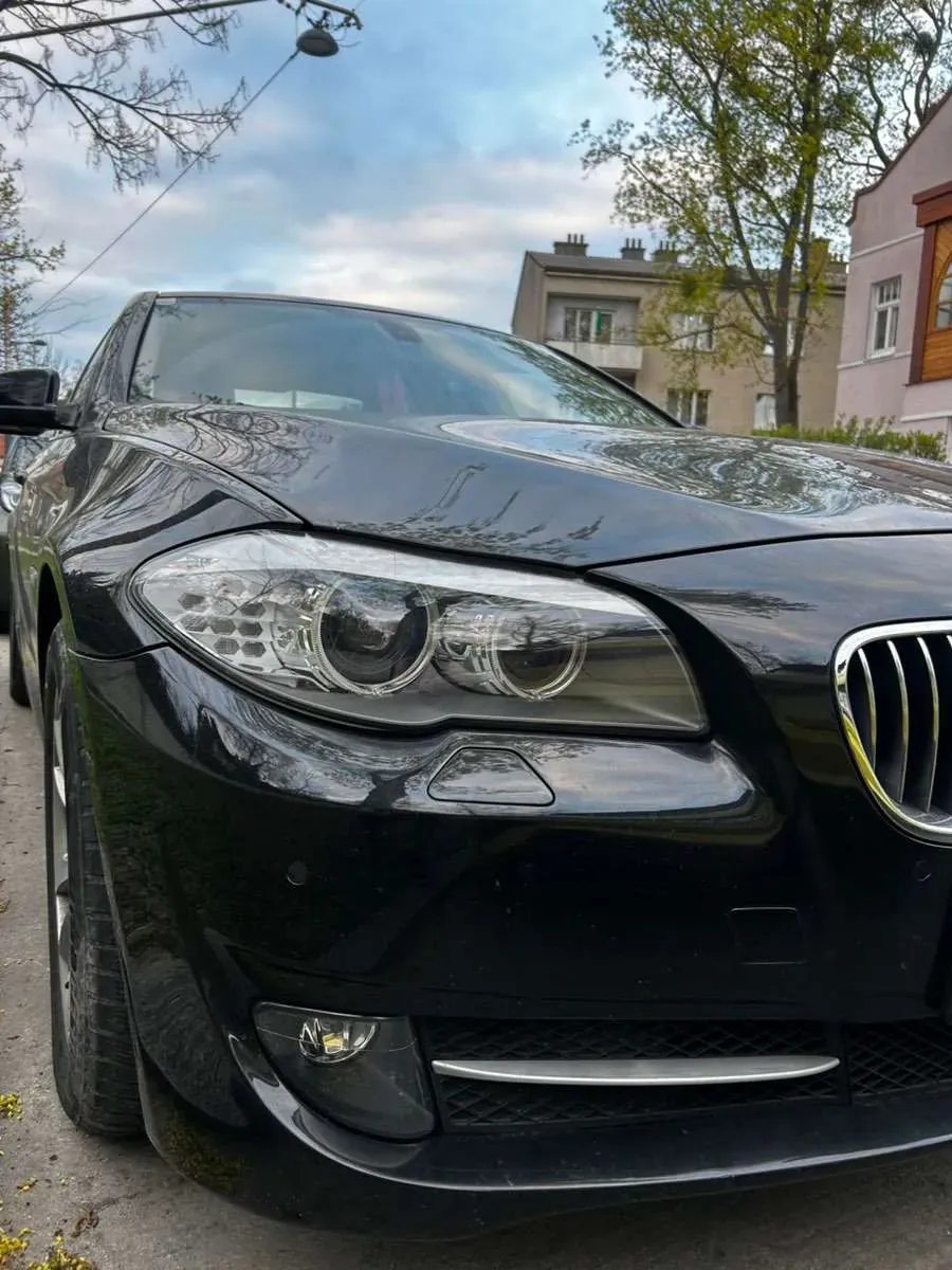 BMW 5 Series 2011 photo 2