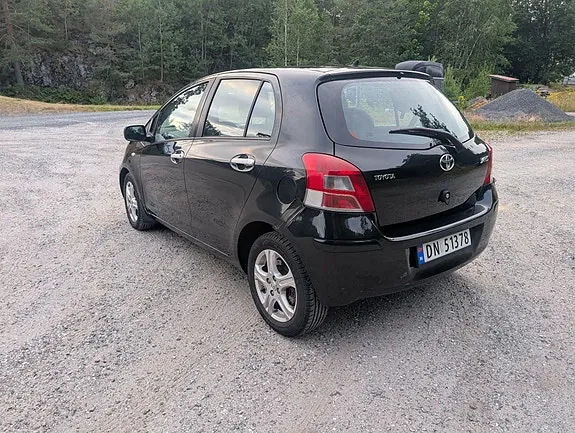 Toyota Yaris 2010 photo 3
