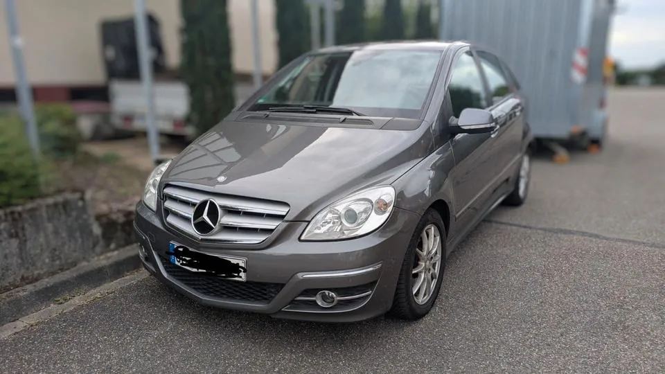 Mercedes-Benz B 180