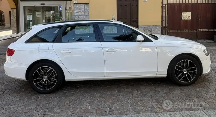 Audi A4 2012 photo 2