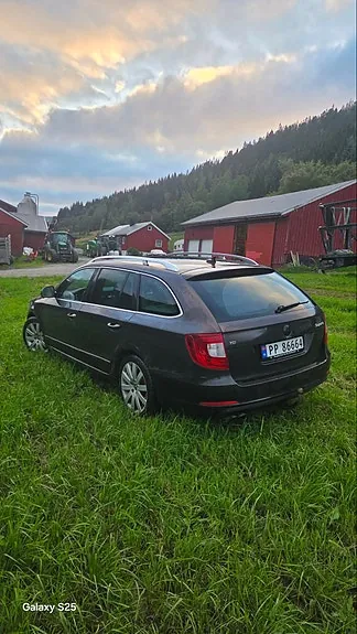 Skoda Superb 2010 photo 5