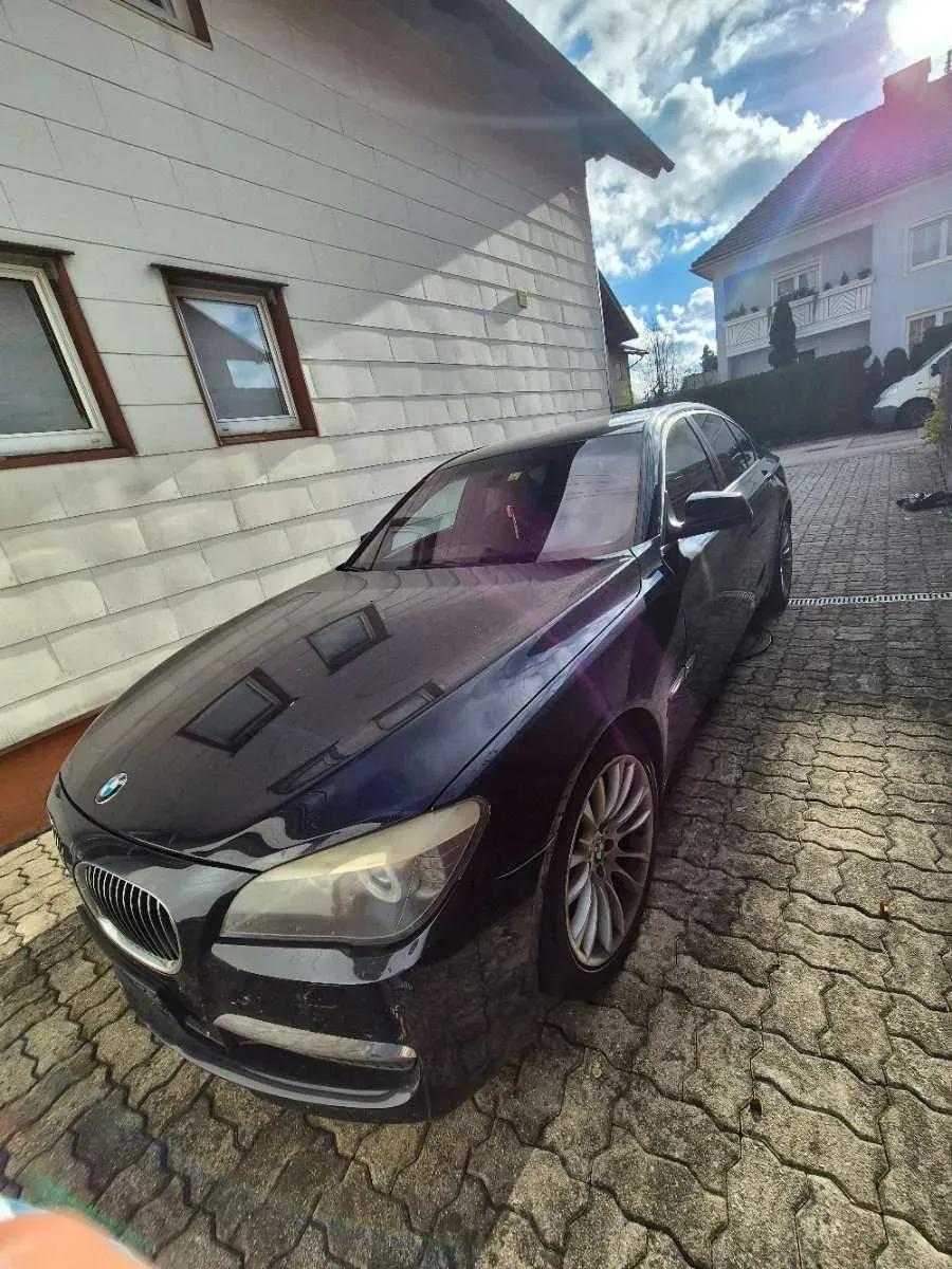 BMW 7 Series 2010 photo 2