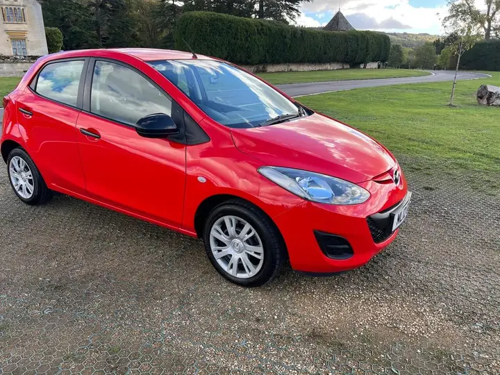 Mazda Mazda2 2012 photo 3