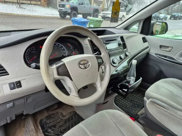 Toyota Sienna 2012 photo 4