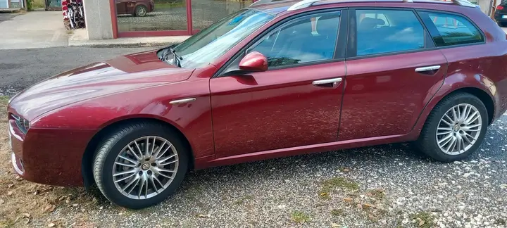 Alfa Romeo 159 2010 photo 2