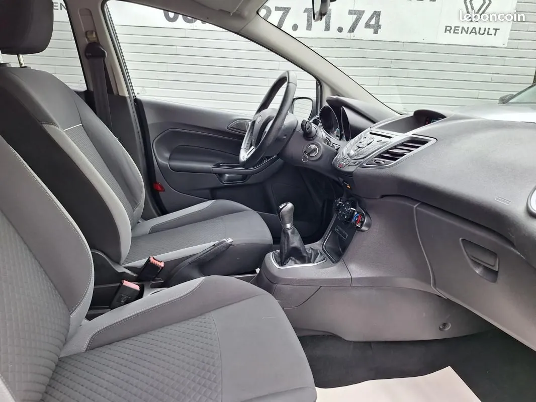 Ford Fiesta 2015 photo 2