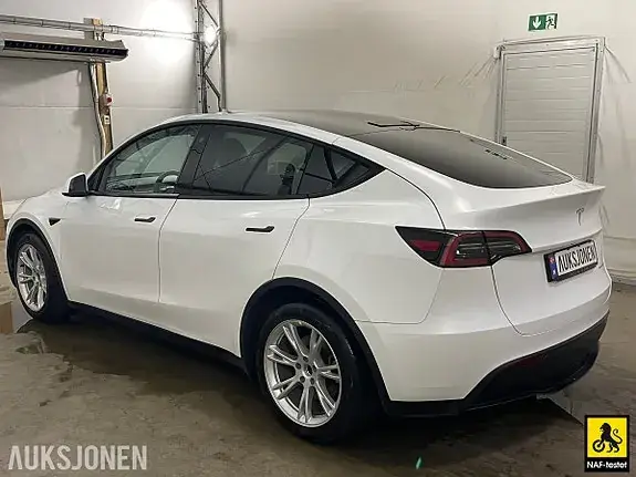 Tesla Model Y 2023 photo 2