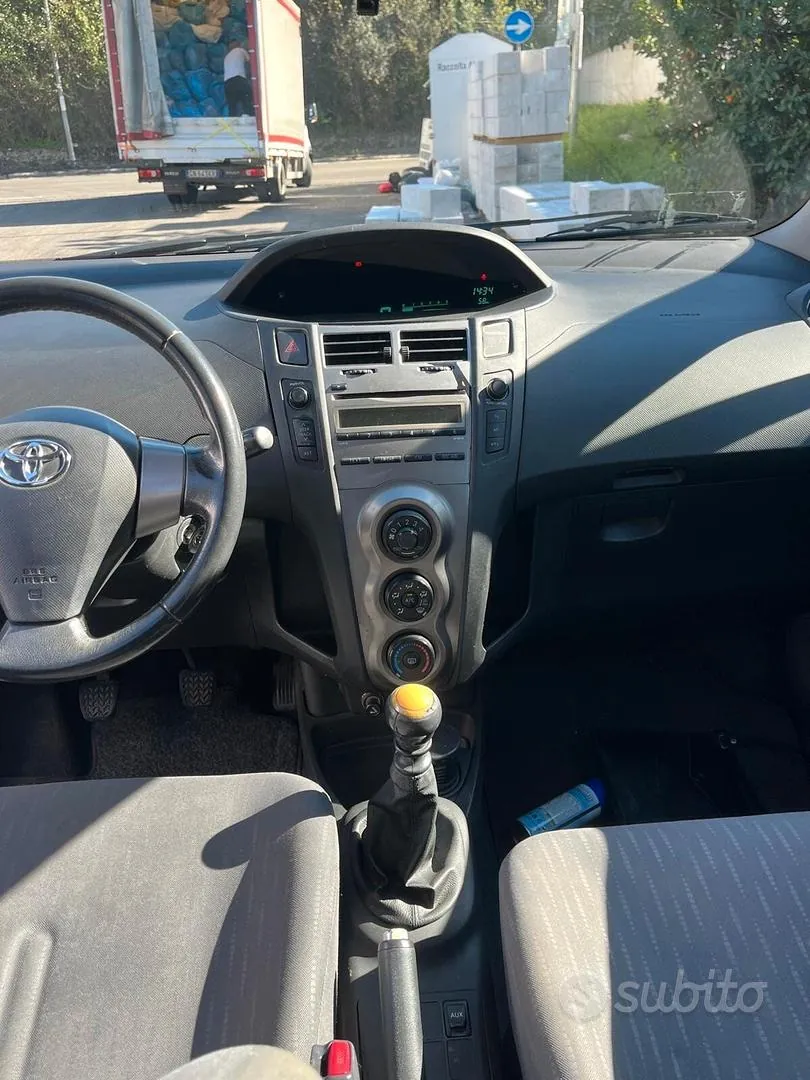 Toyota Yaris 2009 photo 2