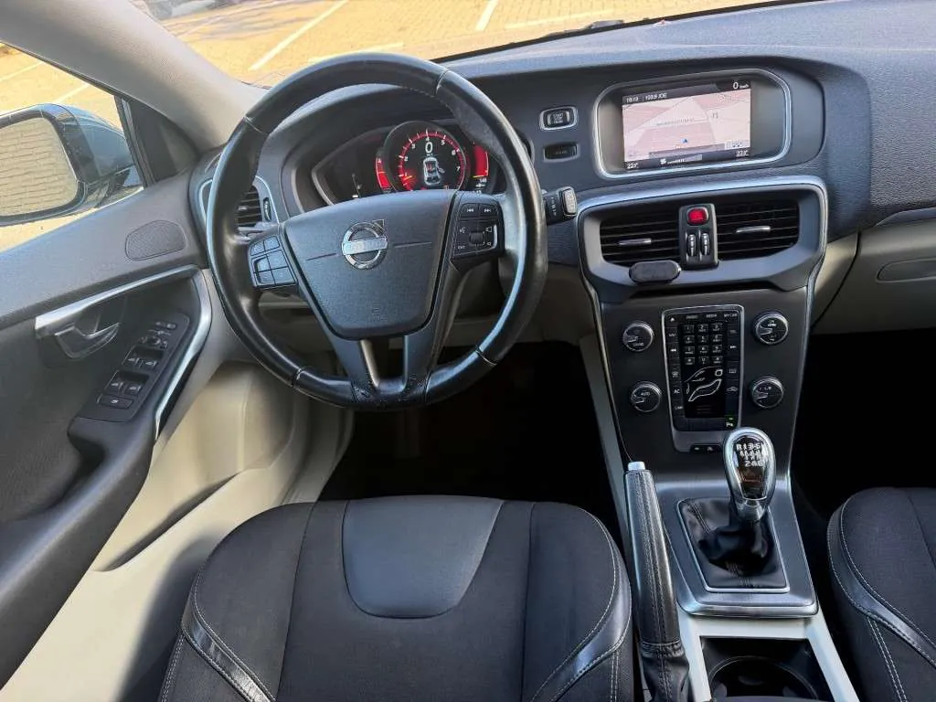 Volvo V40 2012 photo 2