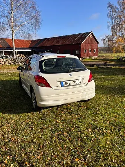 Peugeot 207 2012 photo 4