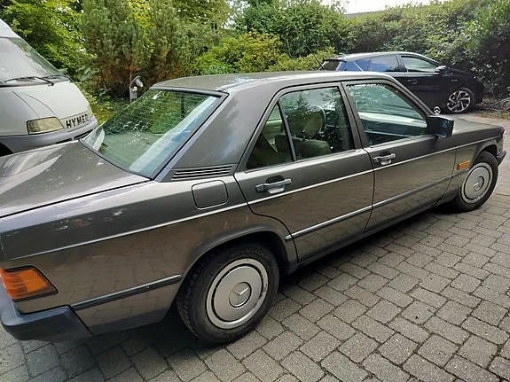 Mercedes-Benz 190 E 1984 photo 2