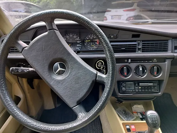Mercedes-Benz 190 E 1984 photo 4