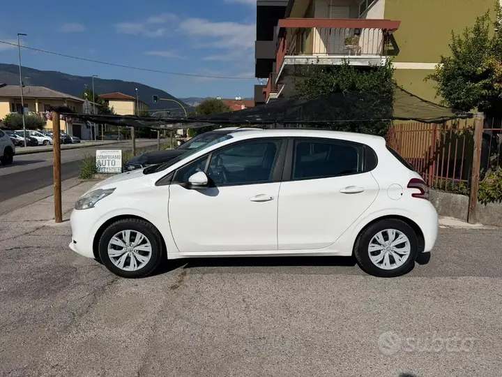 Peugeot 208 2015 photo 3