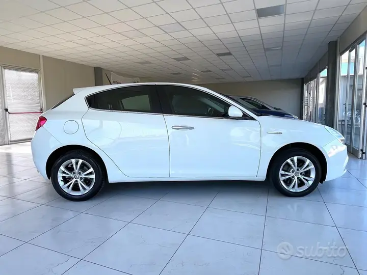 Alfa Romeo Giulietta 2011 photo 4