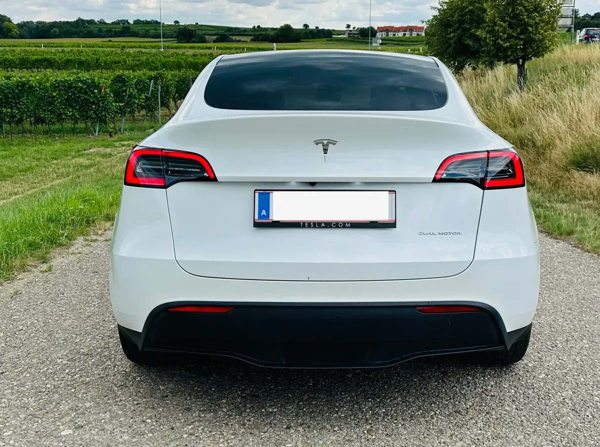 Tesla Model Y 2023 photo 2