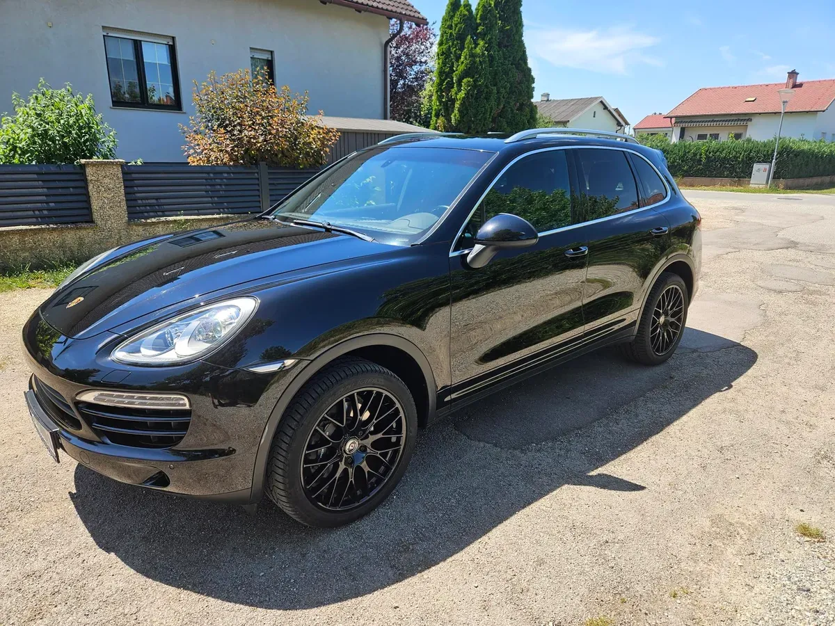 Porsche Cayenne 2012 photo 2