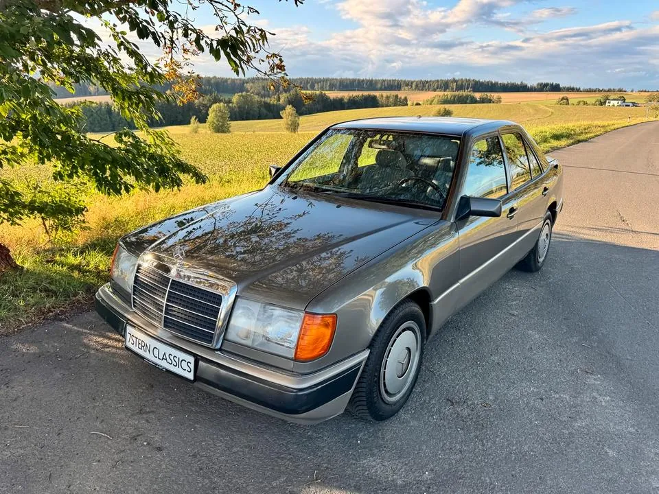 Mercedes-Benz 230E