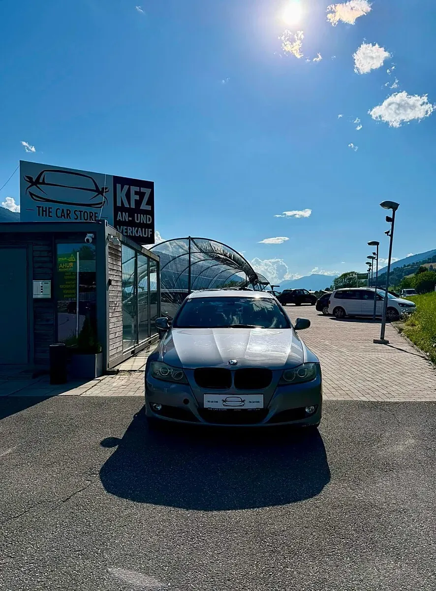 BMW 3 Series 2011 photo 2
