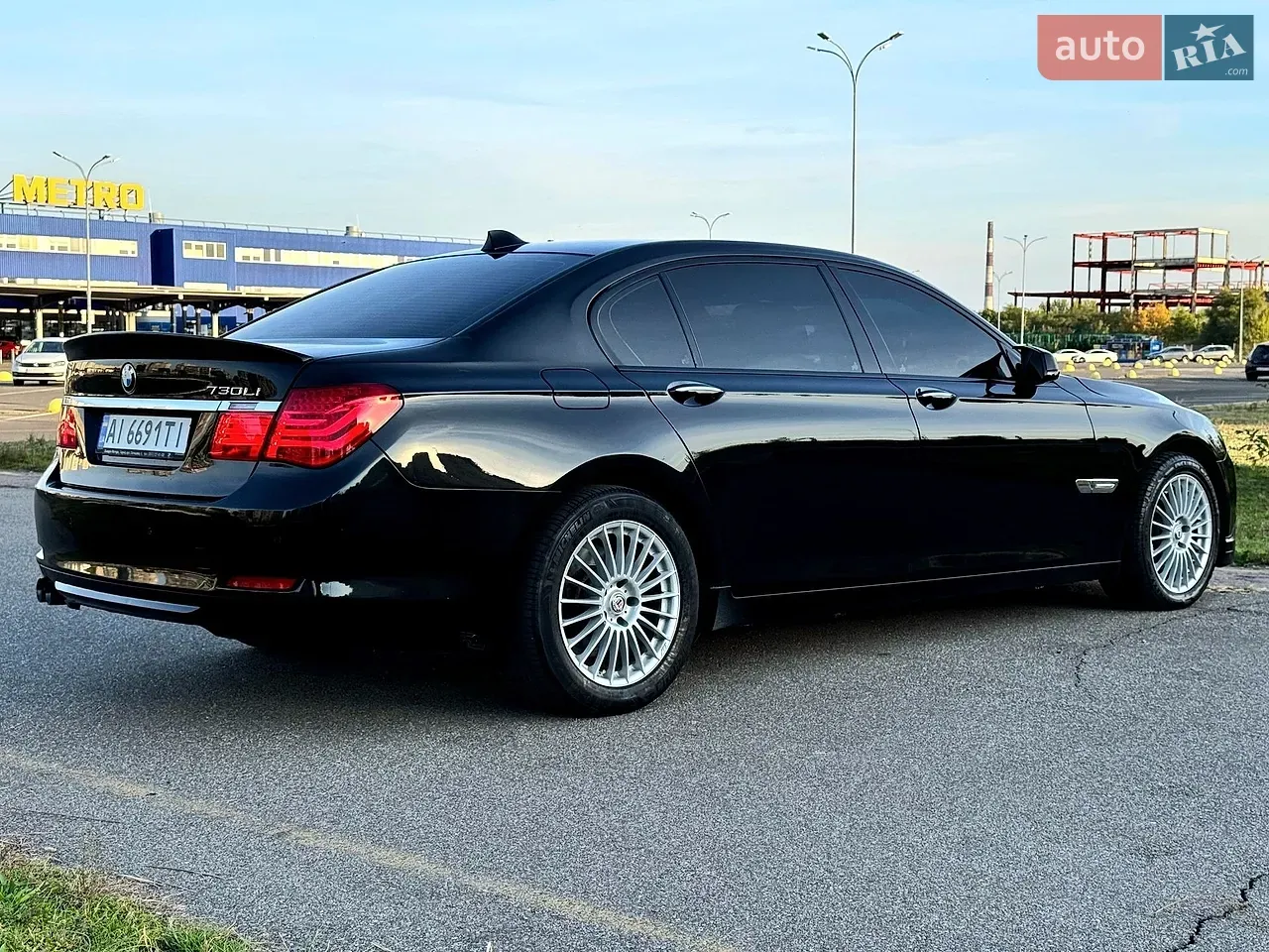 BMW 7 Series 2011 photo 2