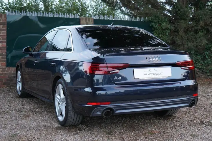 Audi A4 2018 photo 2