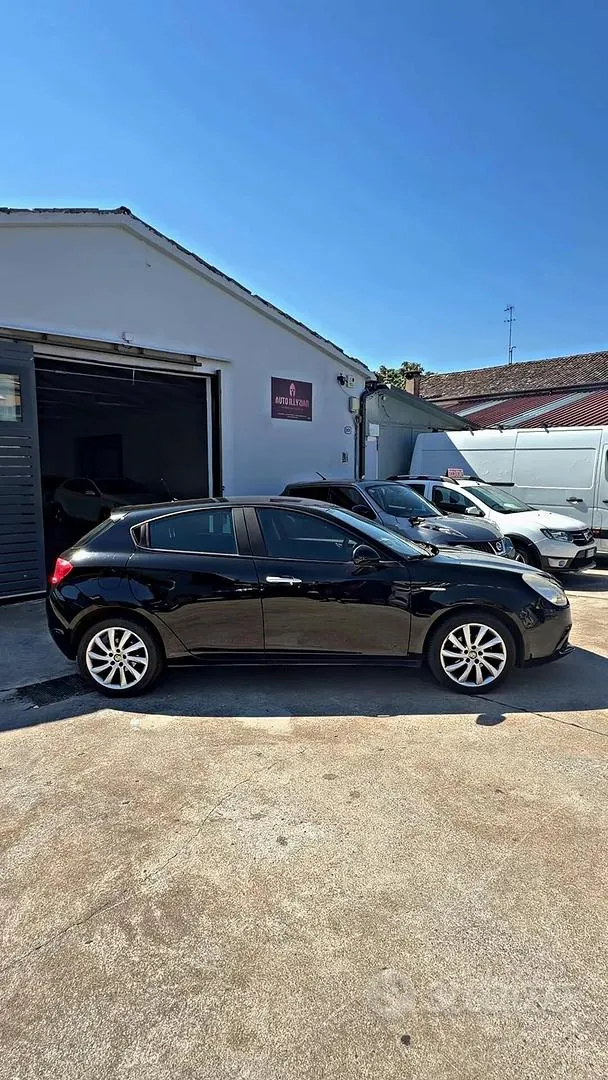 Alfa Romeo Giulietta 2012 photo 2