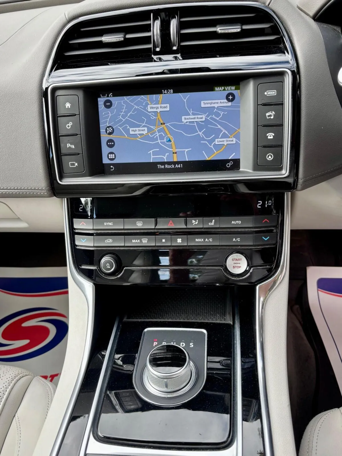 Jaguar Xe 2016 photo 2