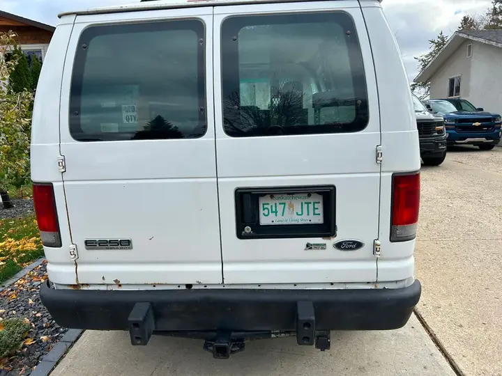 Ford E-250 2009 photo 2