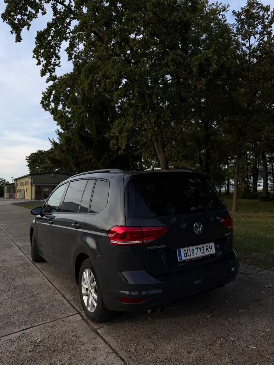 Volkswagen Touran 2017 photo 2