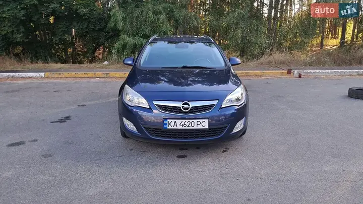 Opel Astra 2012 photo 2