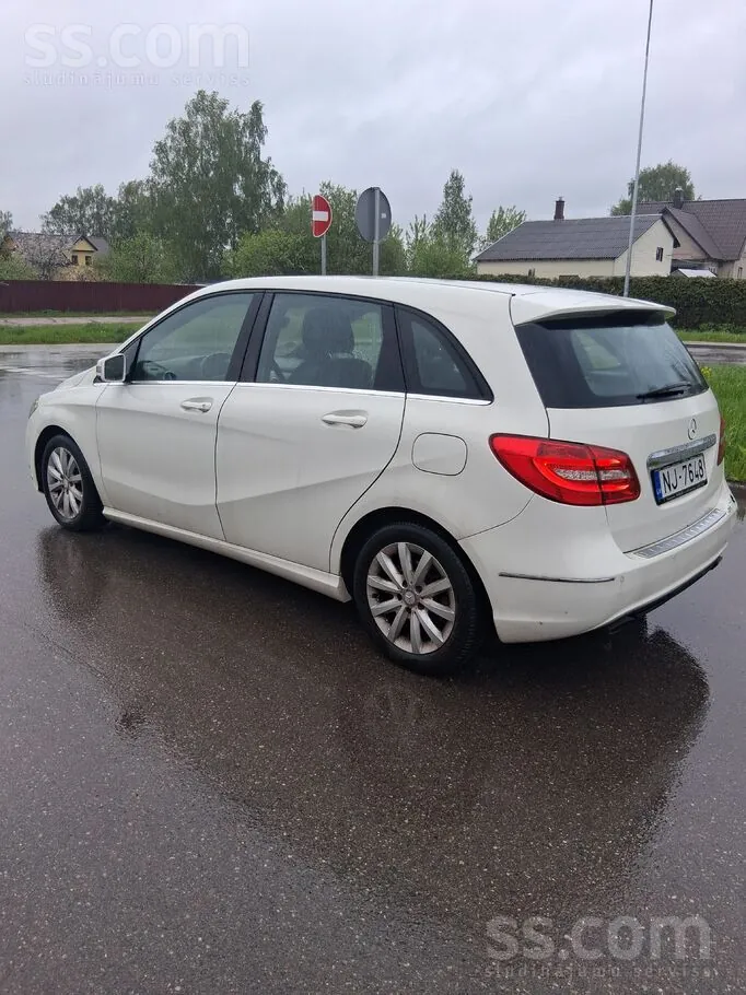 Mercedes-Benz B200 2013 photo 2