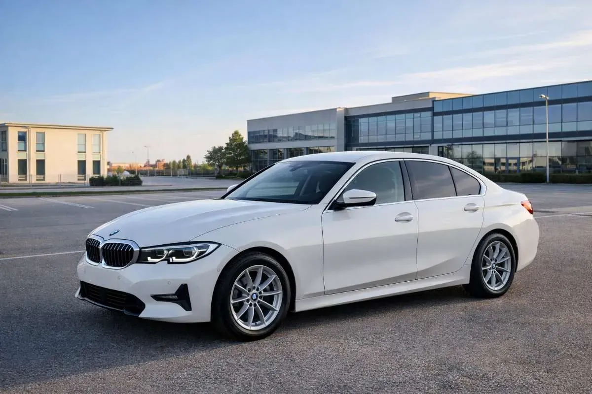 BMW 3 Series 2019 photo 2