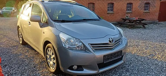 Toyota Sportsvan 2013 photo 2