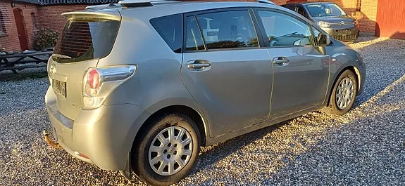 Toyota Sportsvan 2013 photo 3