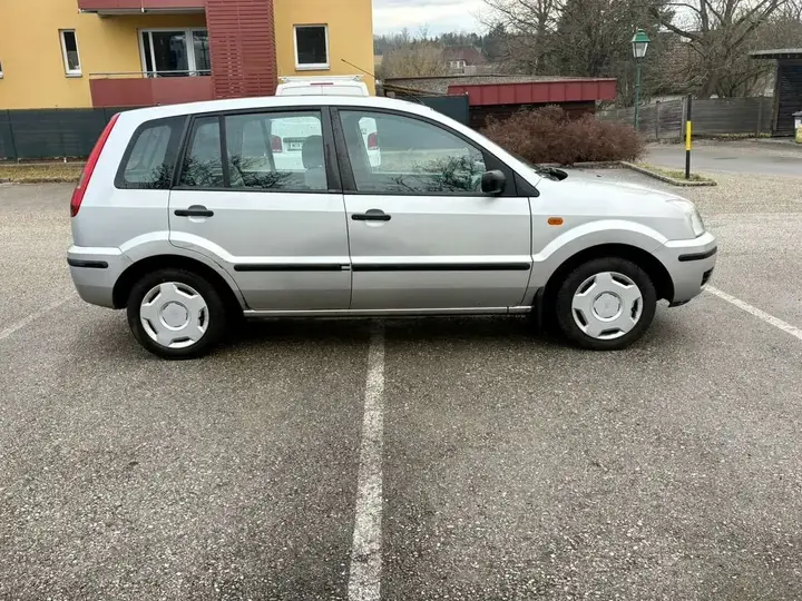 Ford Fusion 2003 photo 2