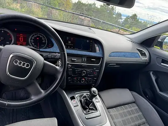Audi A4 2012 photo 2