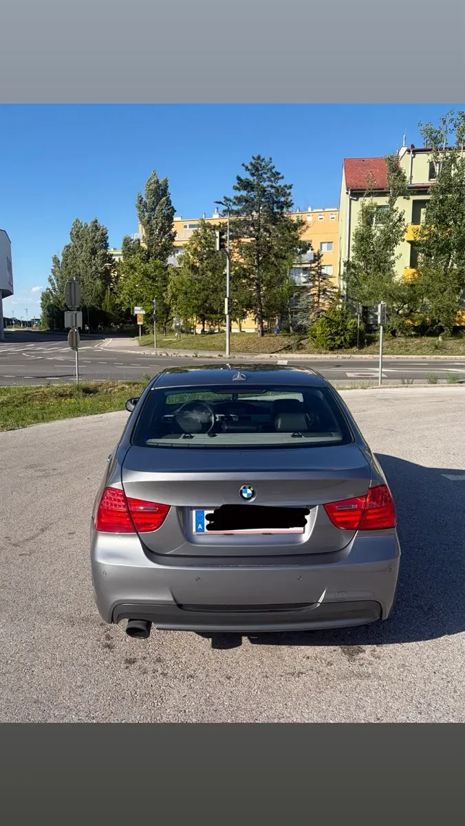 BMW 3 Series 2011 photo 2
