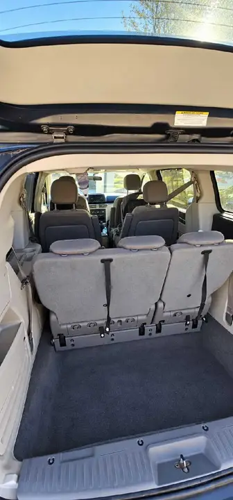 Volkswagen Routan 2010 photo 2