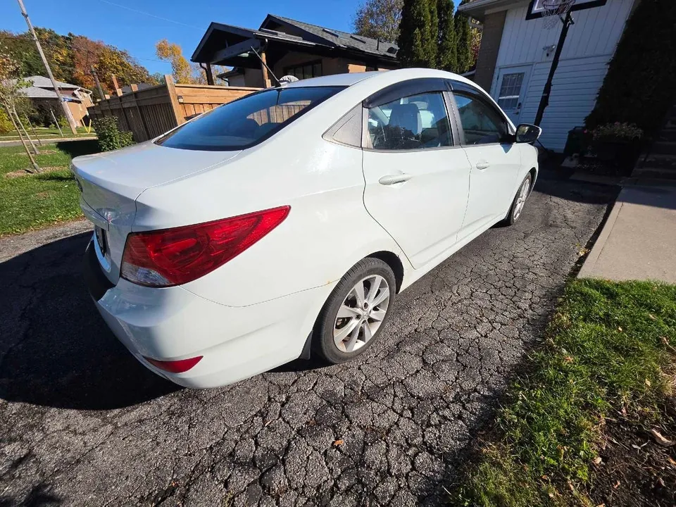 Hyundai Accent 2012 photo 3