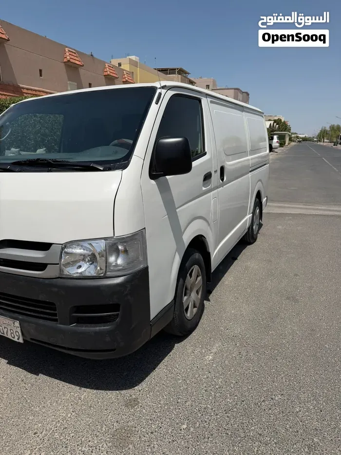 Toyota Hiace 2009 photo 2