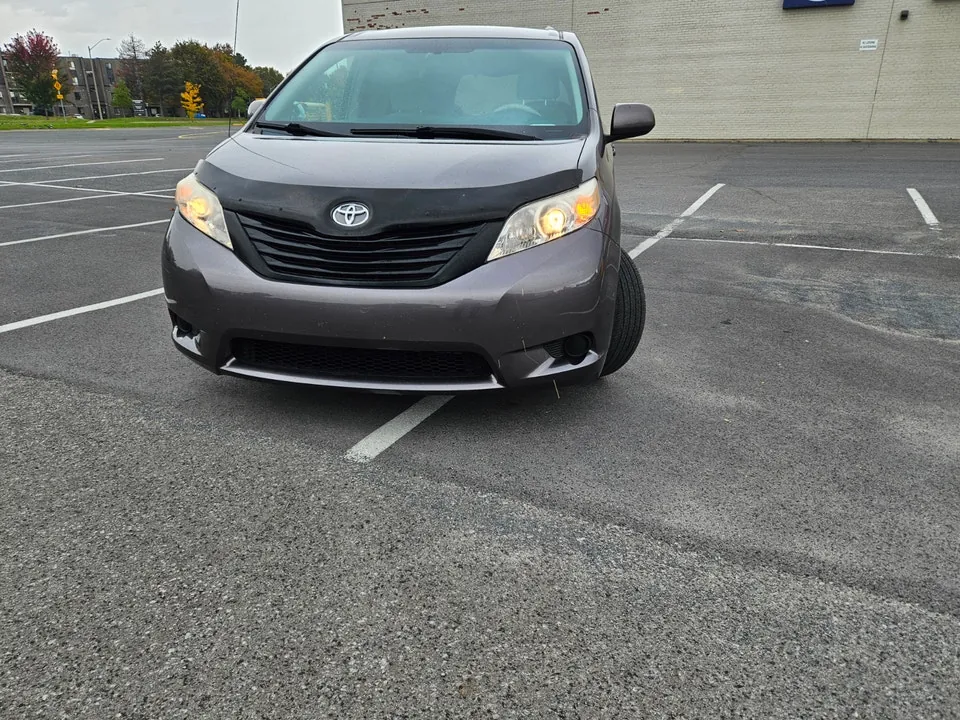 Toyota Sienna 2011 photo 3