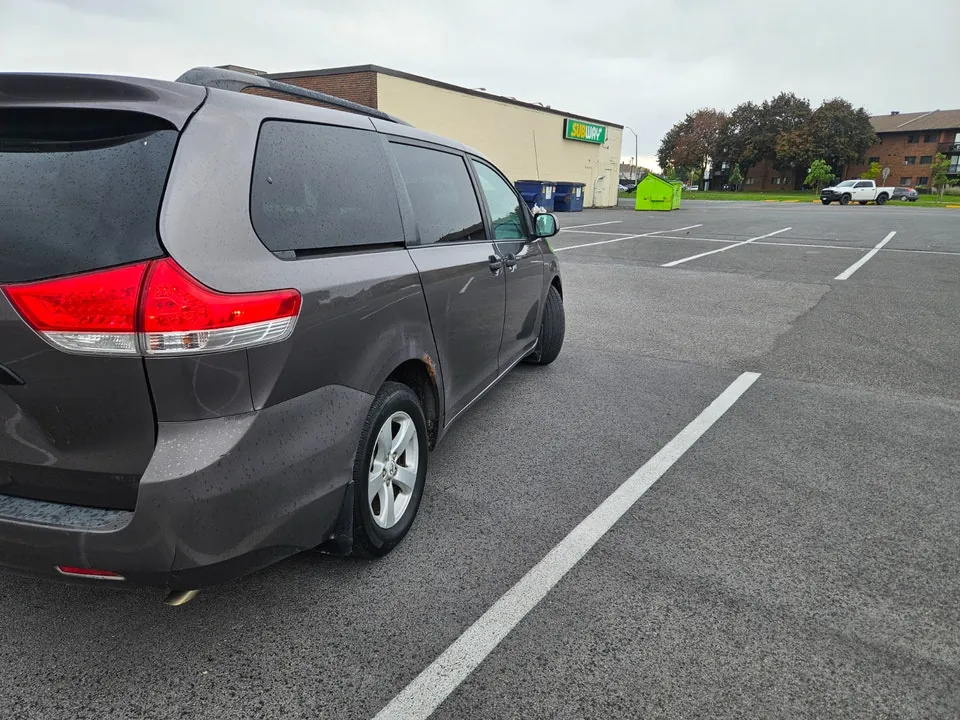 Toyota Sienna 2011 photo 5