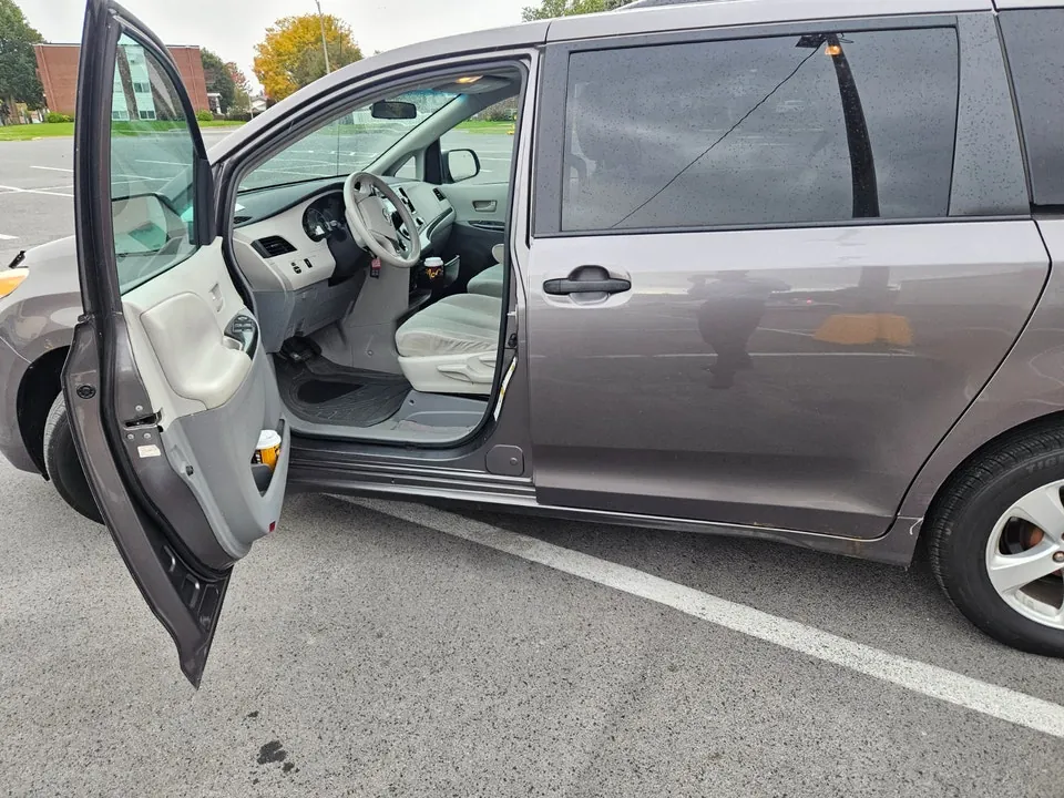 Toyota Sienna 2011 photo 2