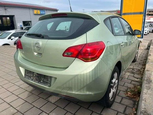 Opel Astra 2010 photo 2