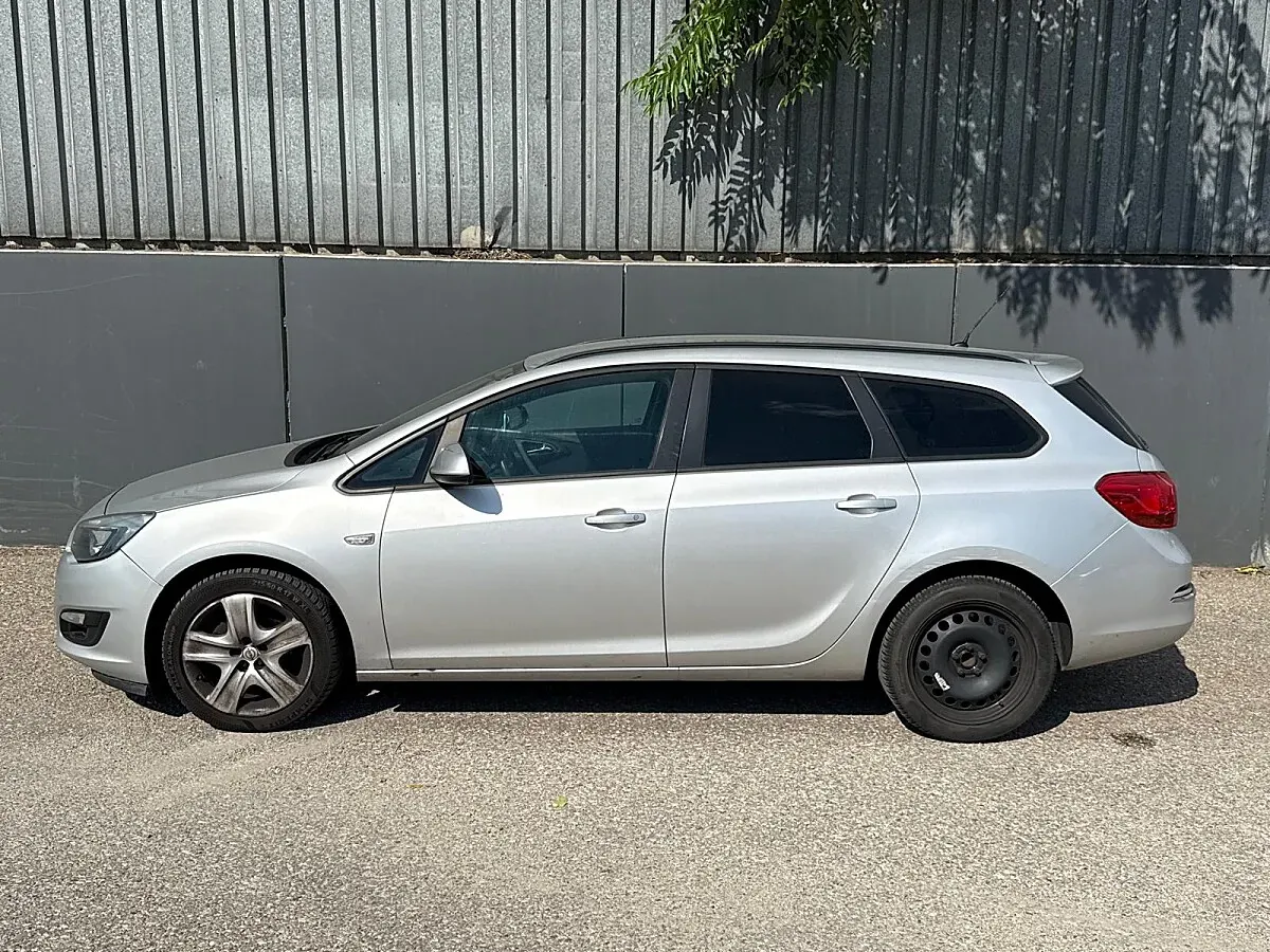 Opel Astra 2013 photo 2