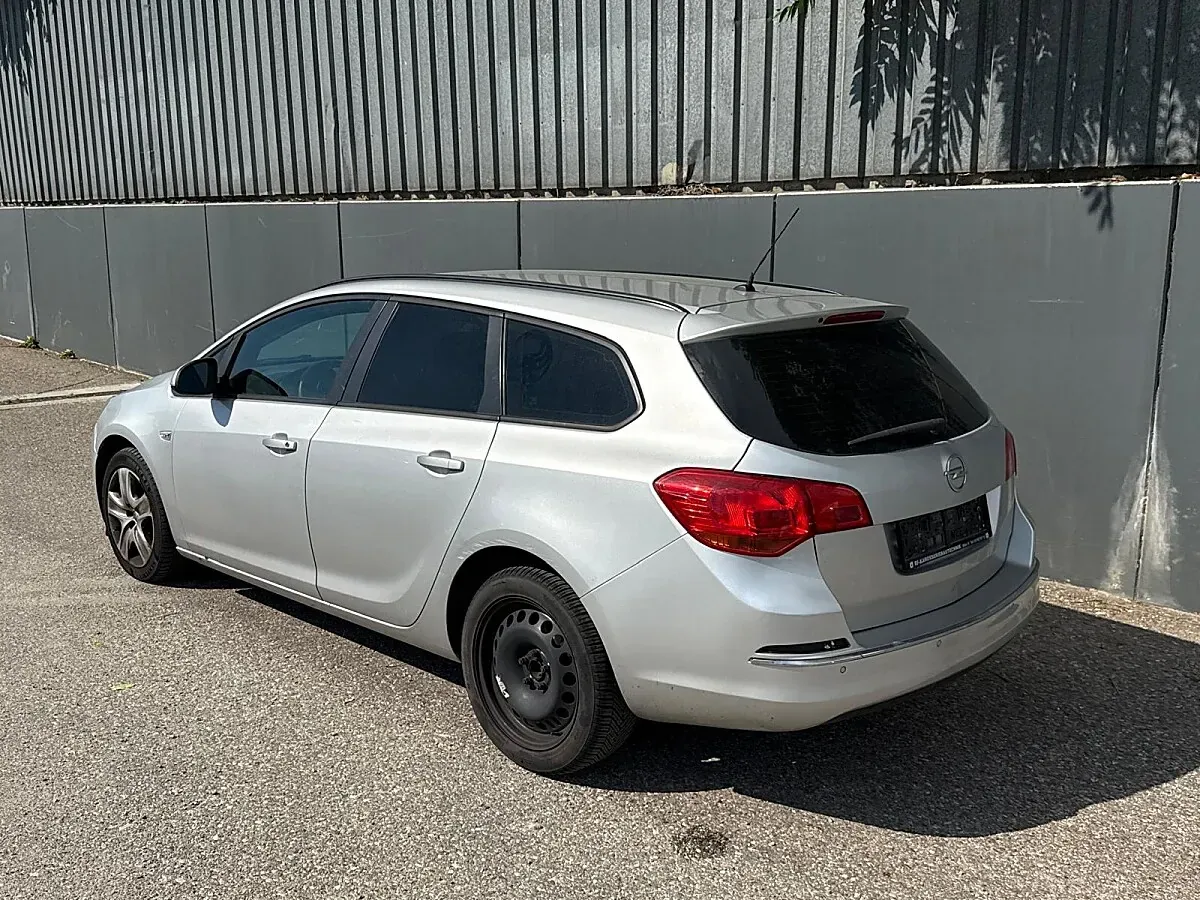 Opel Astra 2013 photo 3