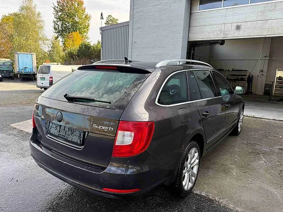 Skoda Superb 2011 photo 3