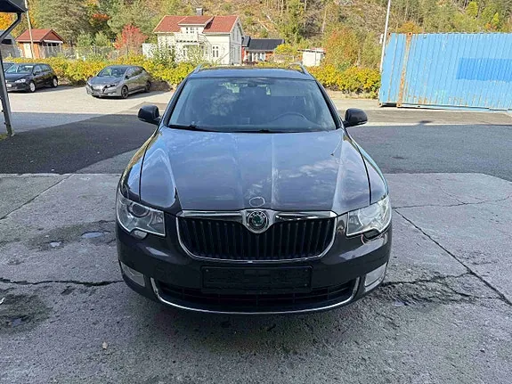 Skoda Superb 2011 photo 2