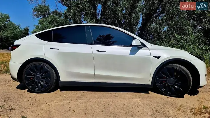 Tesla Model Y 2023 photo 2