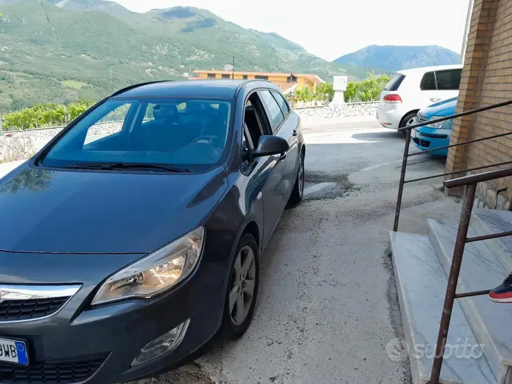 Opel Astra J 2012 photo 2
