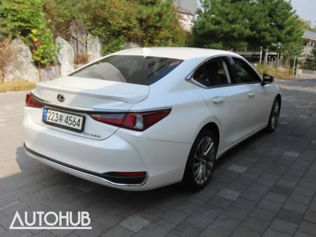 Lexus Es 300H 2023 photo 3